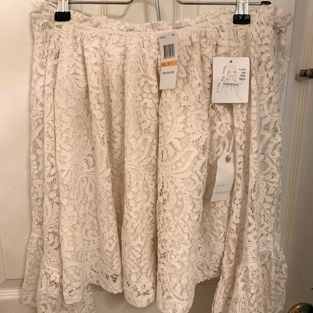 Coco + Jaimeson off shoulder lace Top NWT